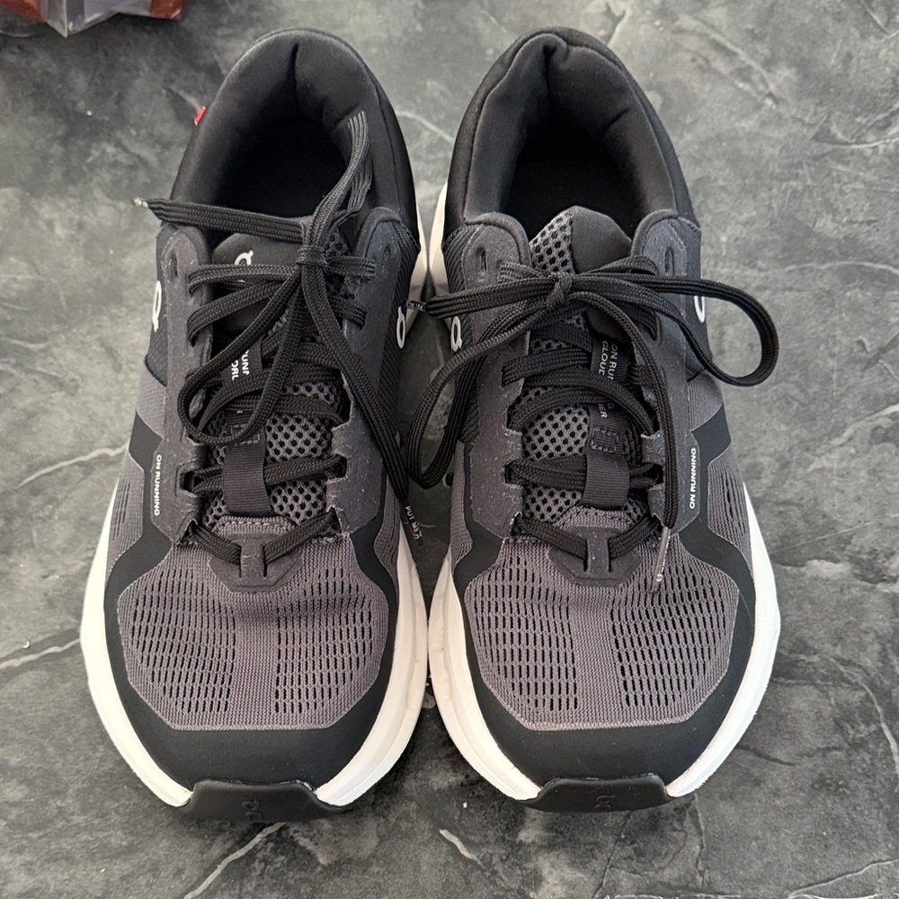 Women’s on cloud runner wide 7